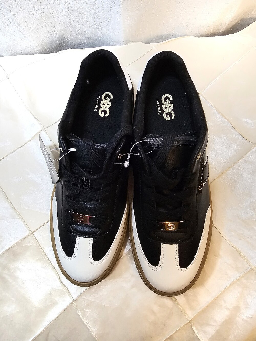 GBG Los Angeles Sz 9 Black White Sneakers